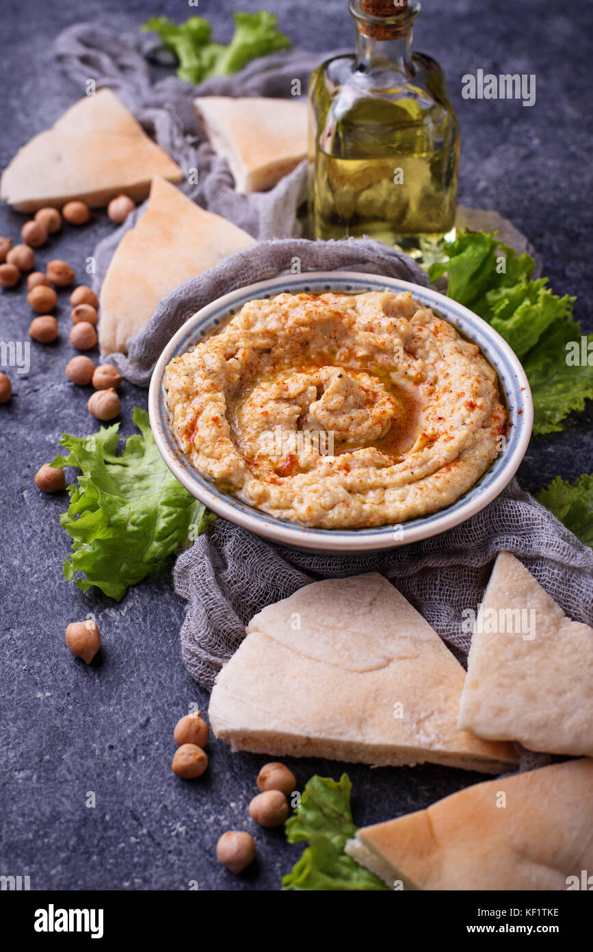 Hummus und pita Brot Stockfoto