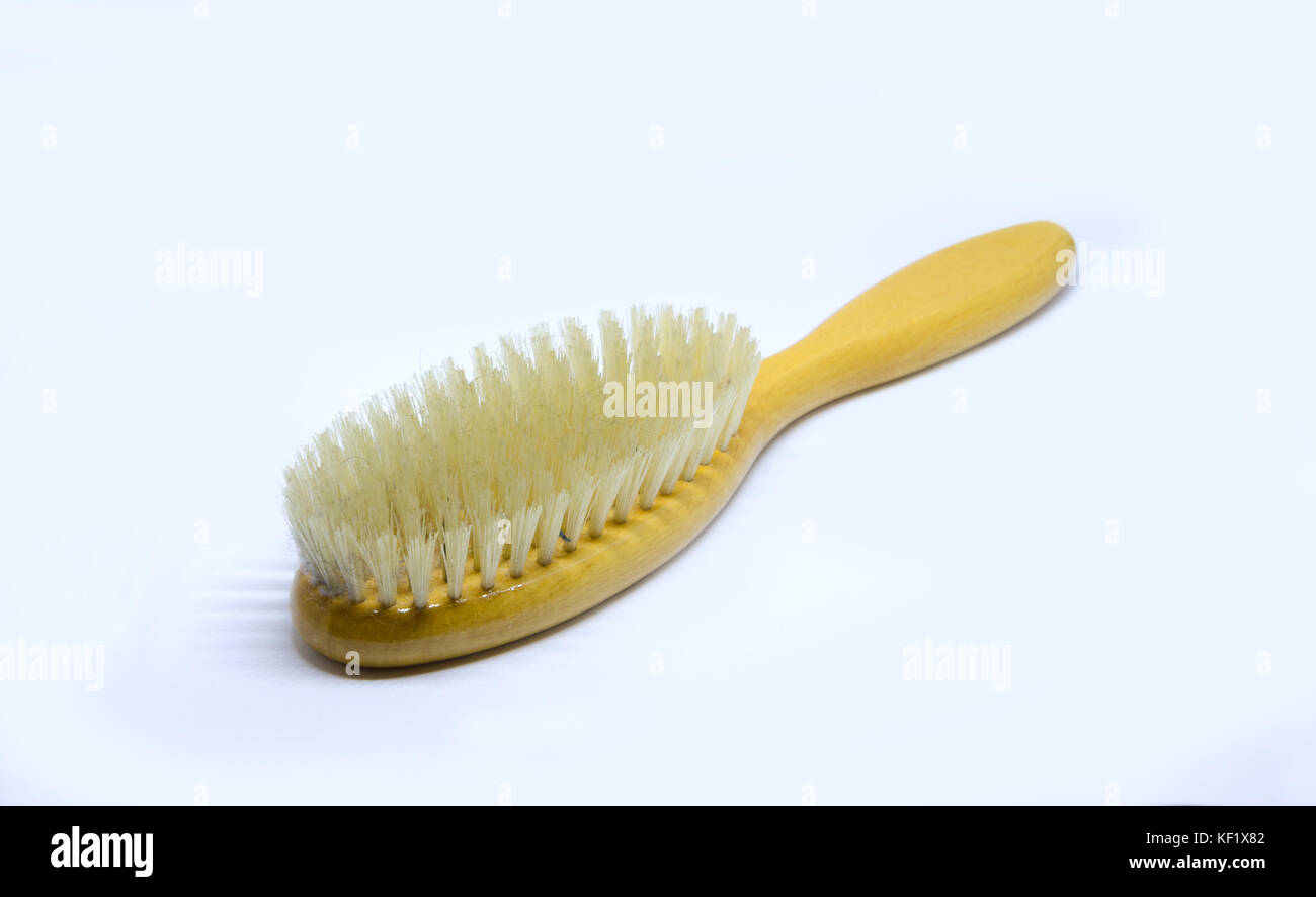Ein Holz behandelt Haar Bürste mit Haare zwischen den Borsten. Stockfoto