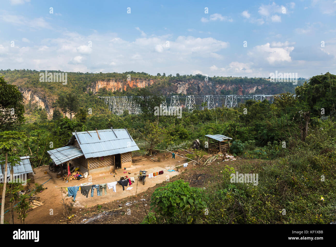 Lokales Haus durch die Goteik Viadukt, eine Eisenbahn Bock in Nawnghkio, zwischen Pyin Oo Lwin und Lashio, die wichtigste Stadt im nördlichen Shan Staat, Myanmar Stockfoto