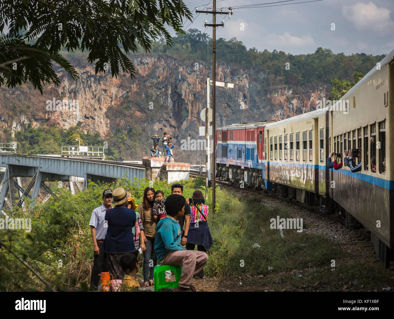 Die lokale Bevölkerung den Pass auf der Goteik Viadukt Watch, eine Eisenbahn Bock in Nawnghkio, zwischen Pyin Oo Lwin und Lashio, Northern Shan Staat, Myanmar Stockfoto