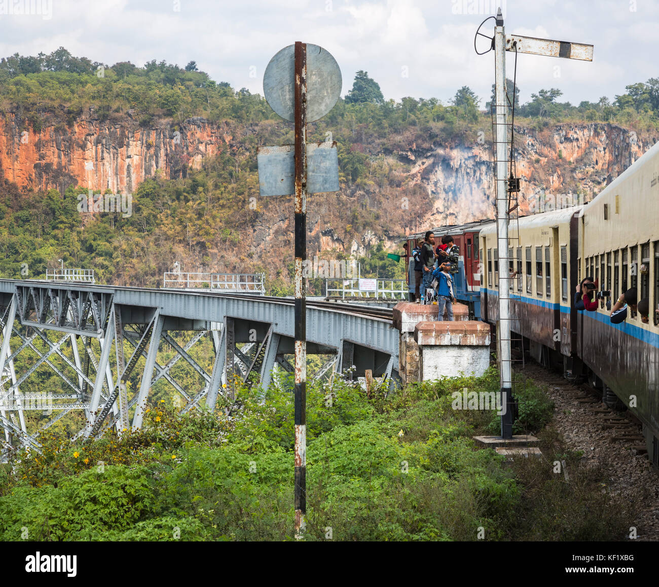 Die lokale Bevölkerung den Pass auf der Goteik Viadukt Watch, eine Eisenbahn Bock in Nawnghkio, zwischen Pyin Oo Lwin und Lashio, Northern Shan Staat, Myanmar Stockfoto