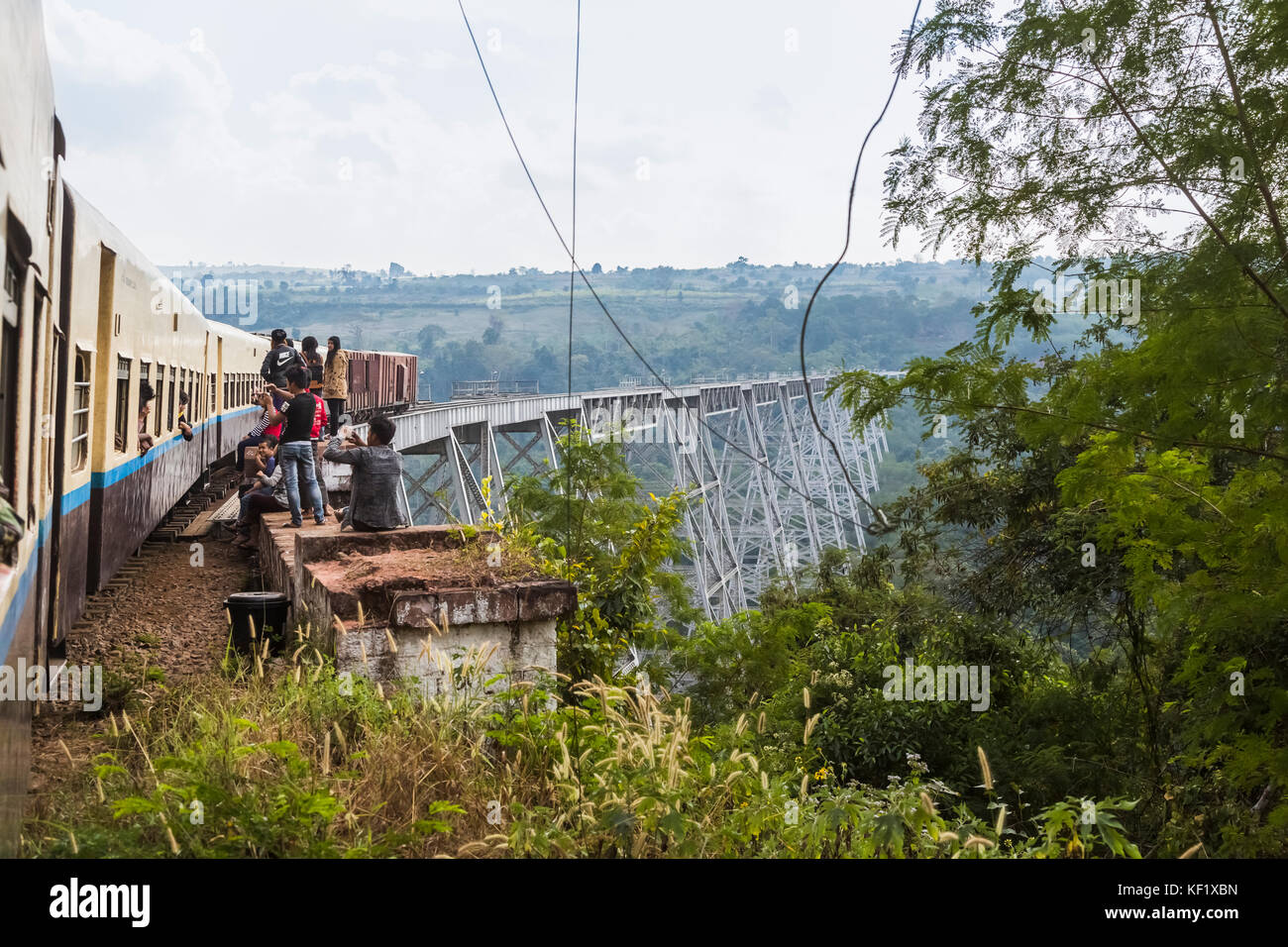 Die lokale Bevölkerung den Pass auf der Goteik Viadukt Watch, eine Eisenbahn Bock in Nawnghkio, zwischen Pyin Oo Lwin und Lashio, Northern Shan Staat, Myanmar Stockfoto