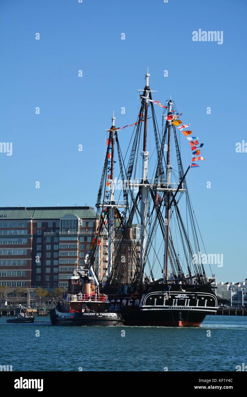 Die historischen USS Constitution Segeln im Hafen von Boston nach einer Reihe von Reparaturen und Restaurierungen an der charlestown Navy Yard in Boston, MA Stockfoto