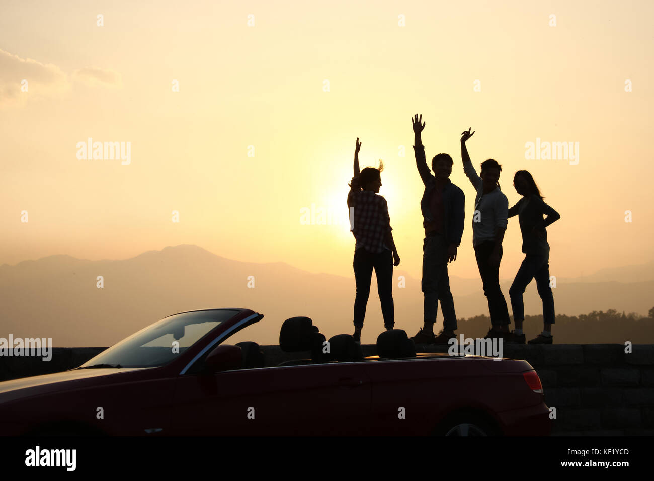 Junge Männer und Frauen reisen mit dem Auto Stockfoto
