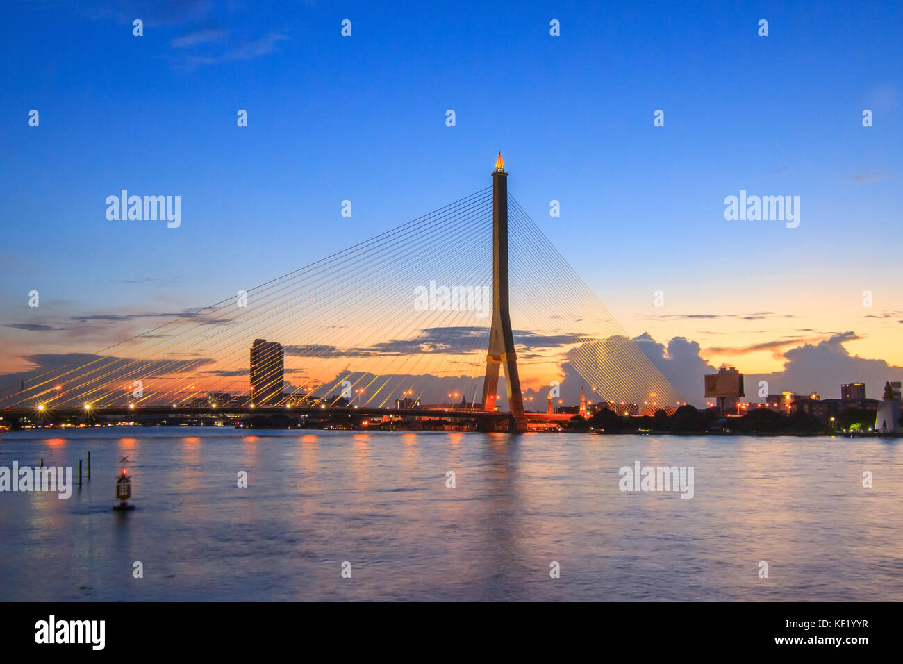 Große Hängebrücke im Sonnenuntergang Zeit/Rama 8 Brücke im Sonnenuntergang Stockfoto