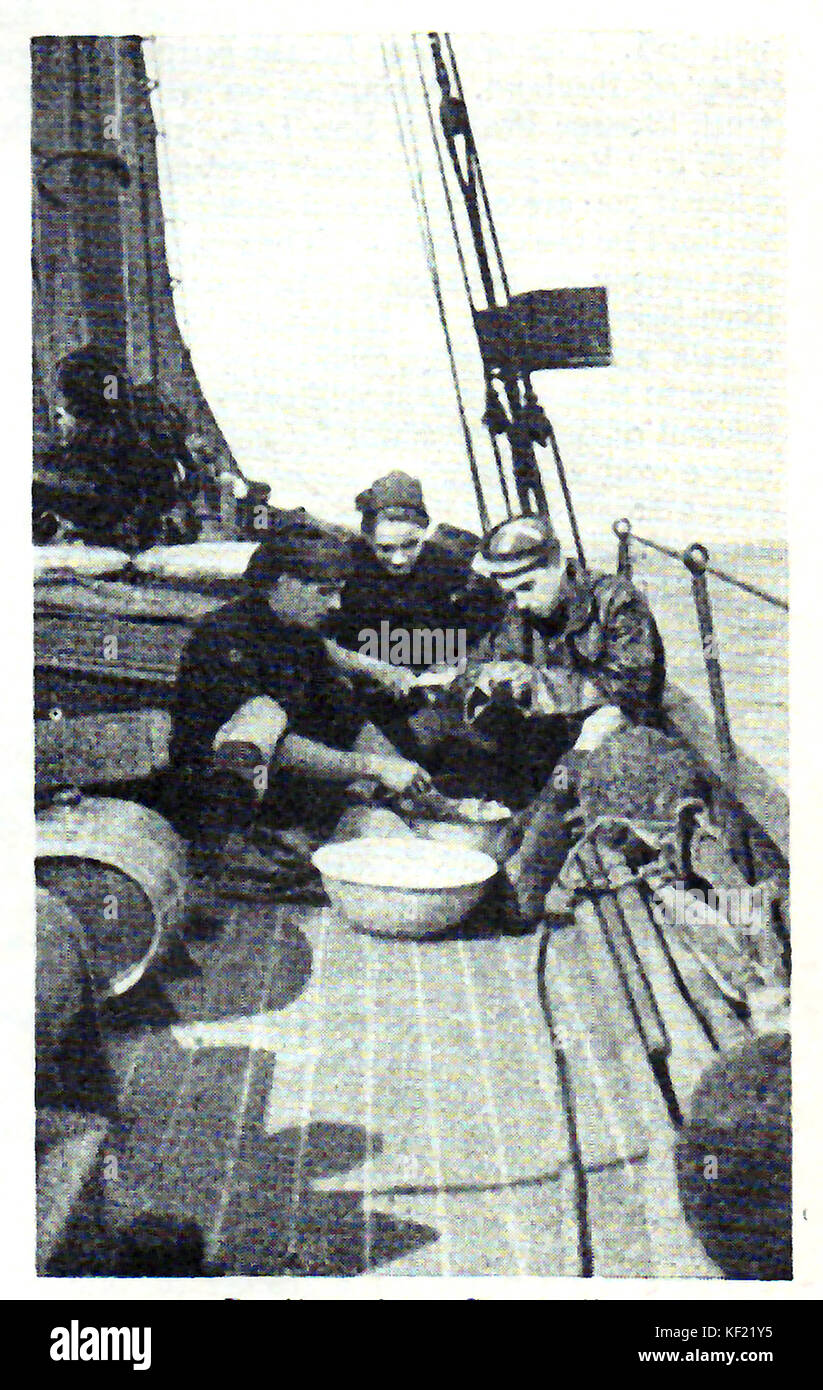 1932 britische Pfadfinder-Sea Scouts der Peeling puds' (Kartoffeln), an Bord des Schiffes. Stockfoto