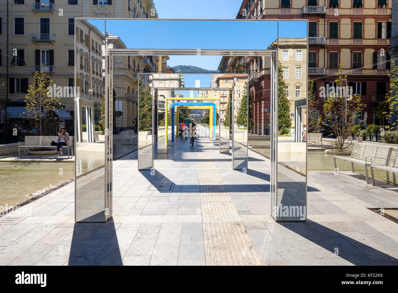 Spiegelbauten von Daniel Buren an der Piazza Verdi in La Spezia, Ligurien, Italien Stockfoto