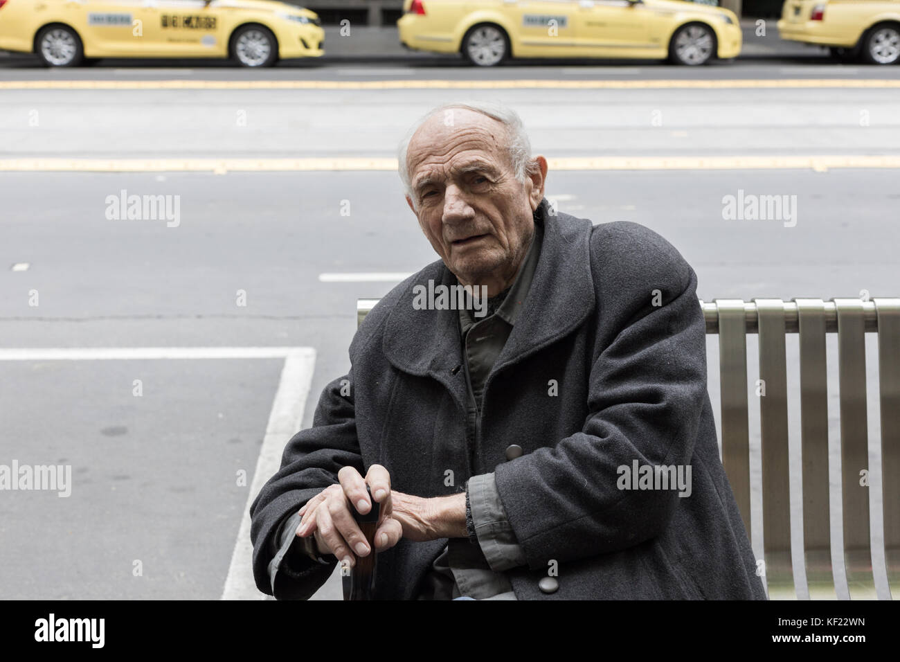 Alter Mann auf der Bank in der Stadt Stockfoto