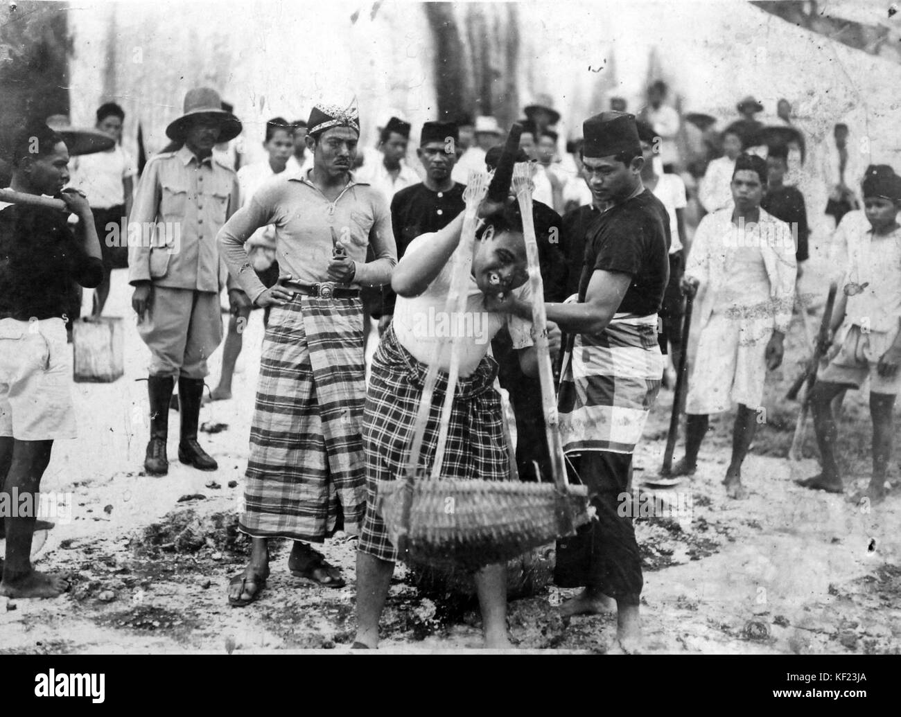 Eine Illustration mit dem Titel *Gagak Item*, wahrscheinlich aus einem alten oder historischen Buch. Die Illustration könnte eine kulturelle oder historische Szene darstellen, die Nostalgie und Geschichte einer vergangenen Zeit widerspiegelt. Stockfoto