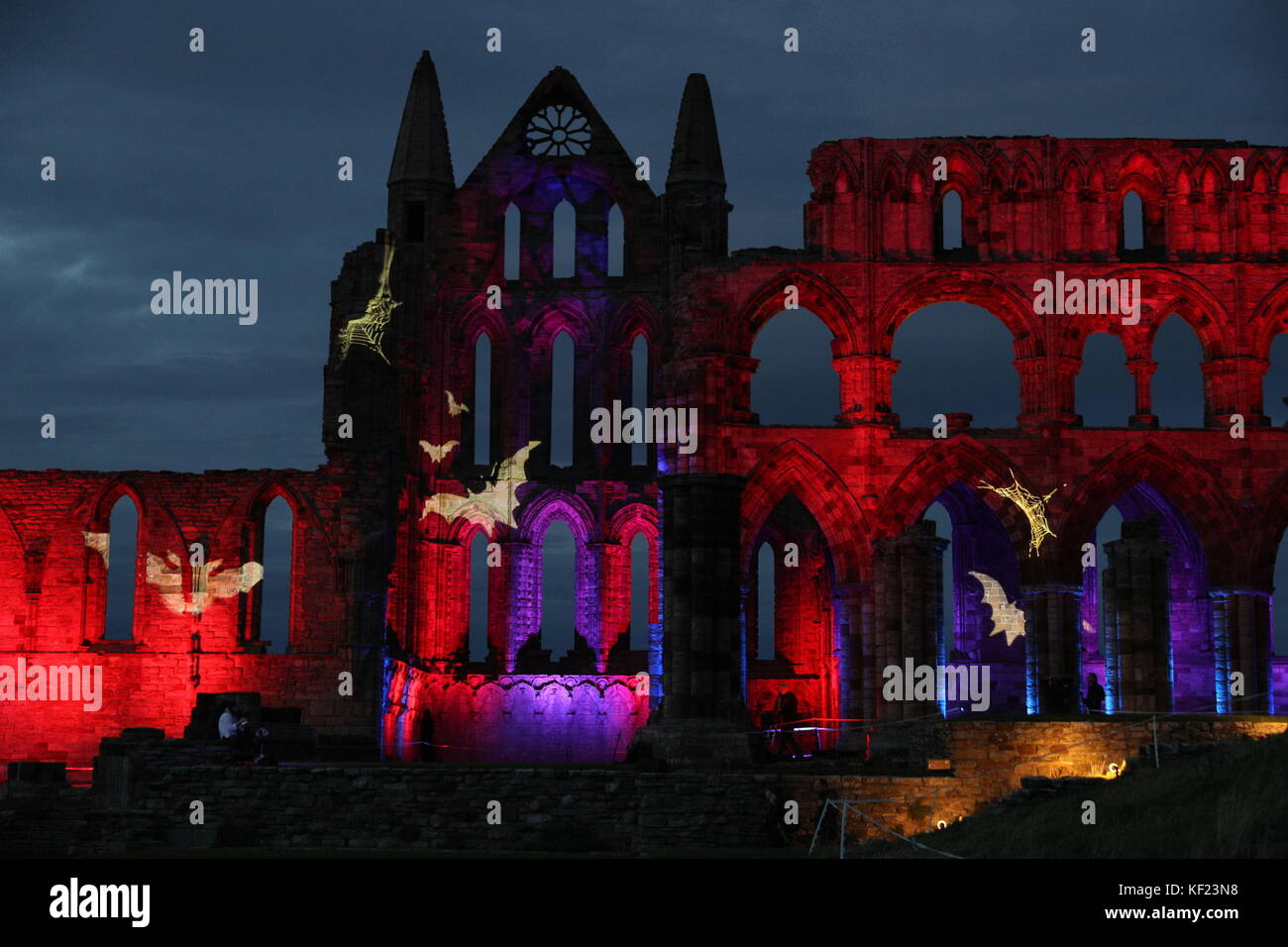 Whitby Abtei in North Yorkshire leuchtet im Licht um Halloween zu feiern. Stockfoto