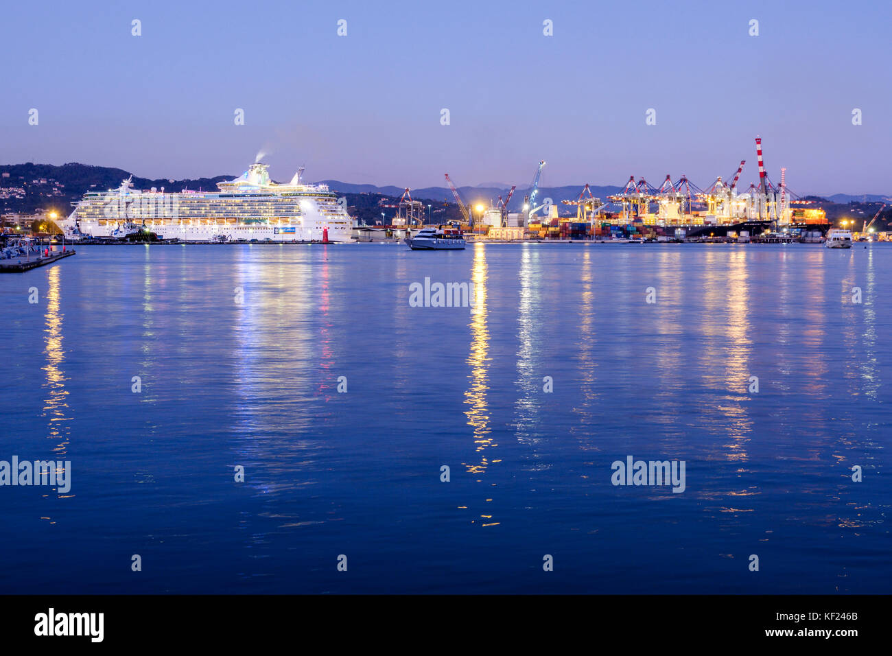 Hafen La Spezia, Containerhafen und Kreuzfahrtschiff Royal Caribbean, Ligurien, Italien Stockfoto