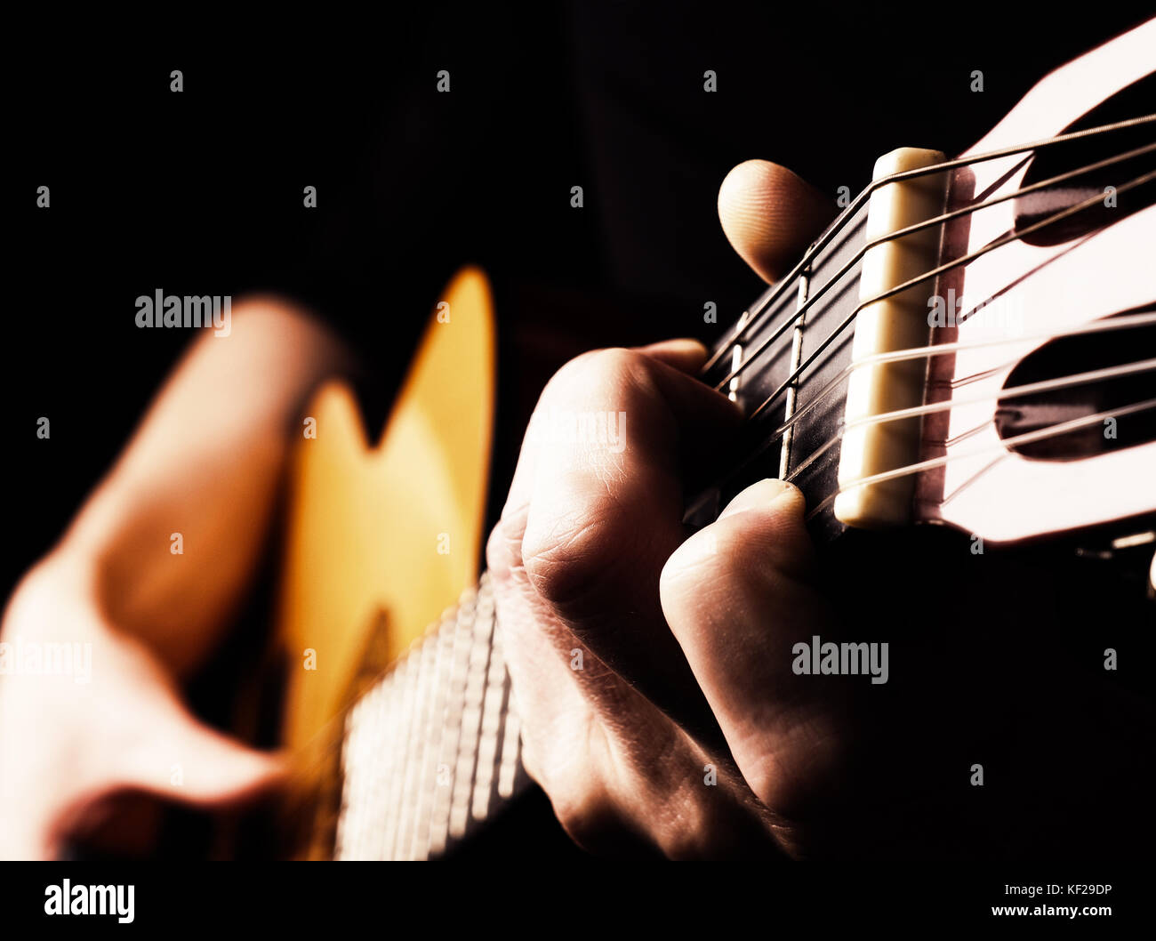 Flamenco-Gitarrist aus der Nähe, spielen traditionelle akustische Gitarre Konzept Bild uns als Hintergrund, hoher Kontrast, selektive Fokus auf Vordergrundfing Stockfoto