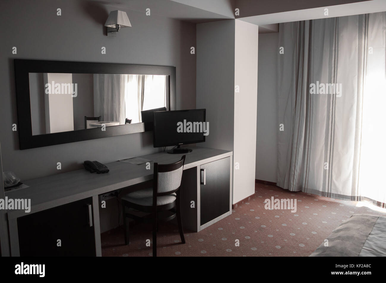 Hotel Zimmer mit tv und Telefon und Spiegel an der Wand Stockfoto