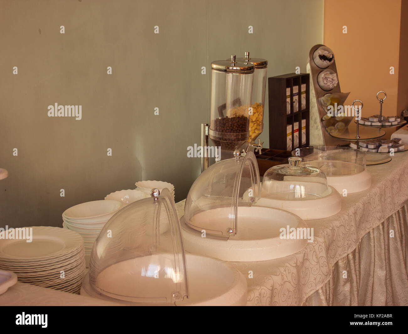 Alle für das Frühstück im Hotel, ohne Nahrung, leere Teller, Teebeutel und Marmeladen und Honig Stockfoto