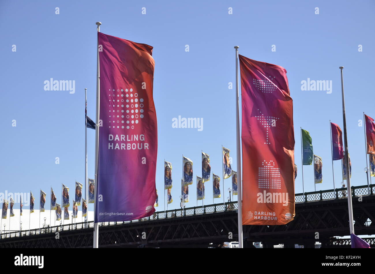 Flaggen an der Pyrmont Bridge in Darling Harbour, Sydney Stockfoto