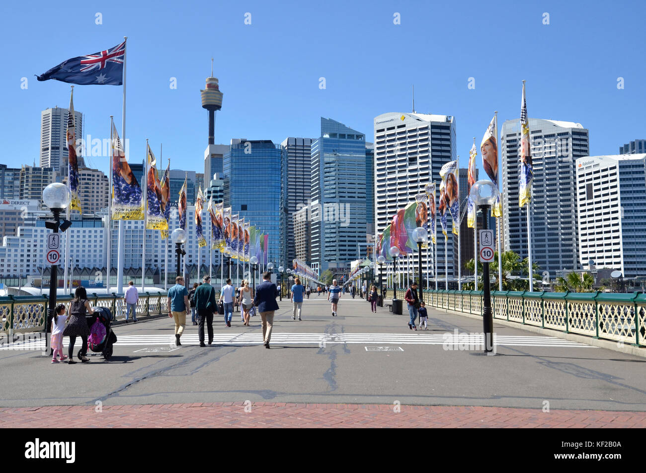 Die Skyline von Sydney in Darling Harbour mit der pyrmont Bridge im Vordergrund gesehen Stockfoto
