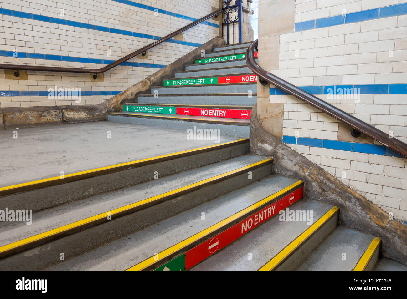 Bahn Bahnsteig Treppe Zugang Steigleitungen mit der Aufschrift "Bitte halten Sie sich links auf der linken Seite und "Kein Eintrag" auf der rechten Massen zu trennen Stockfoto