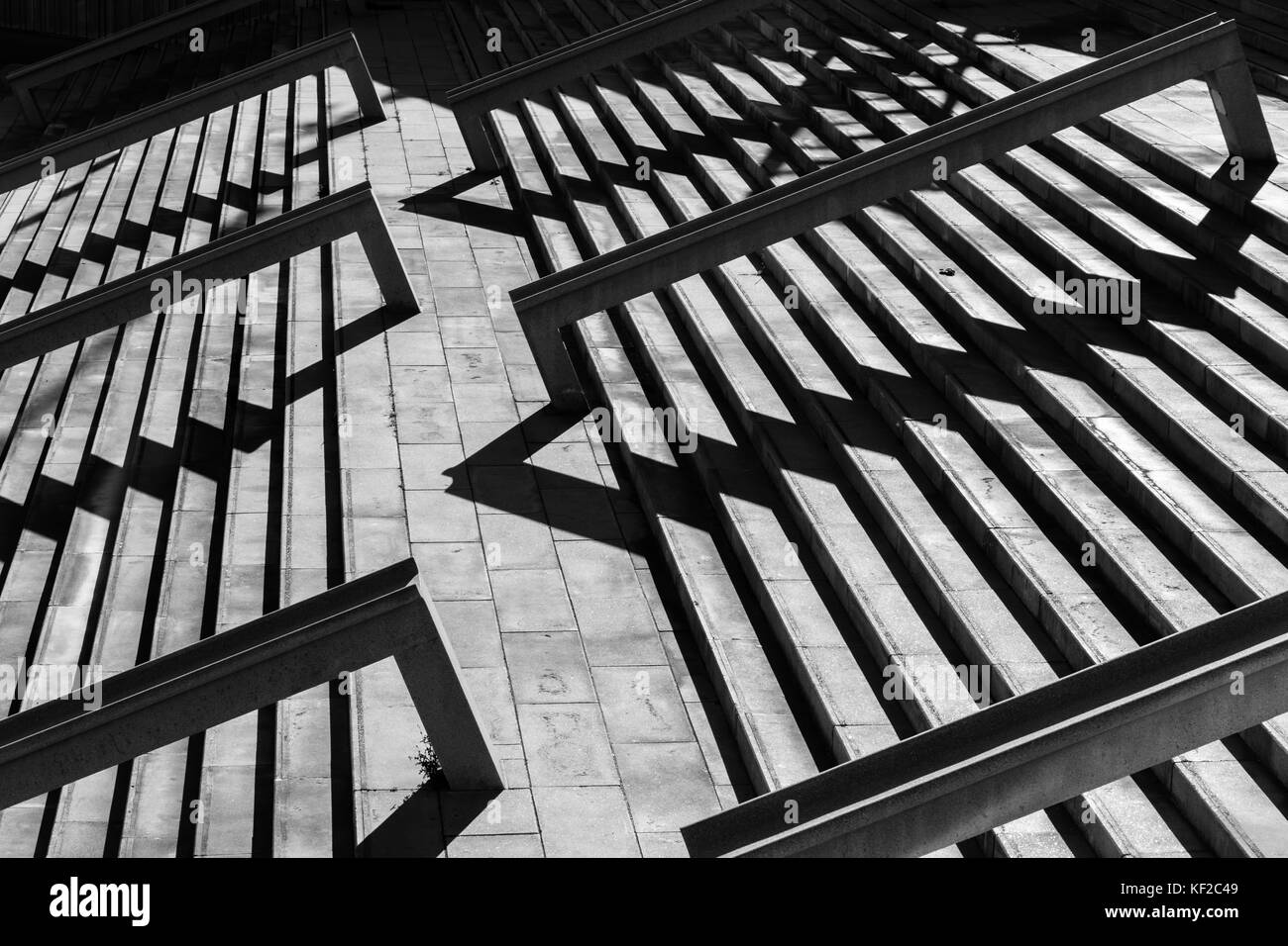 Treppe als Stillleben oder als industrielle Ästhetik an der Marina Port Forum im Norden der Metropole Barcelona. Stockfoto
