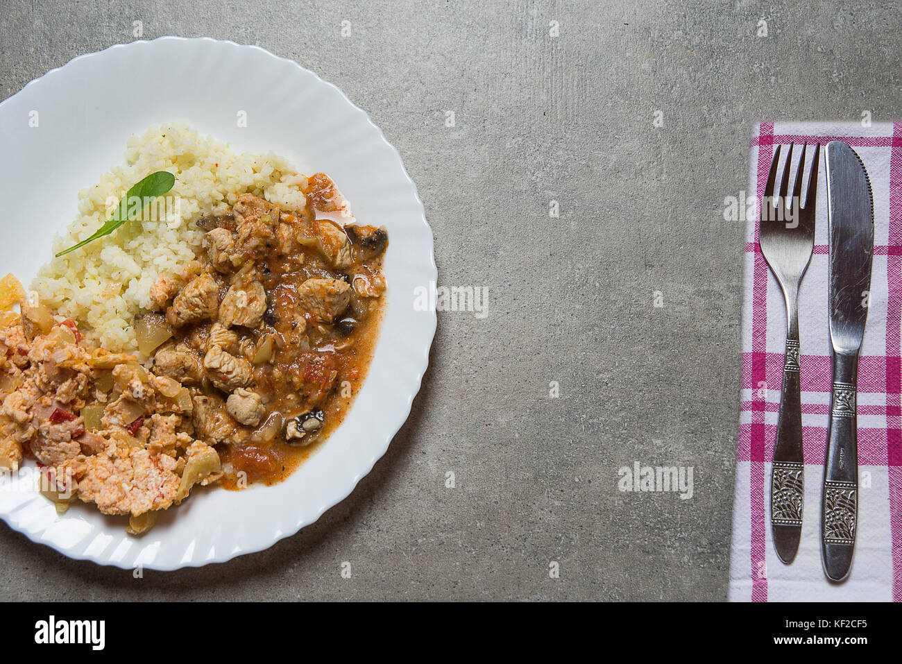 Schweinefleisch mit Reis und Pilzsauce Stockfoto