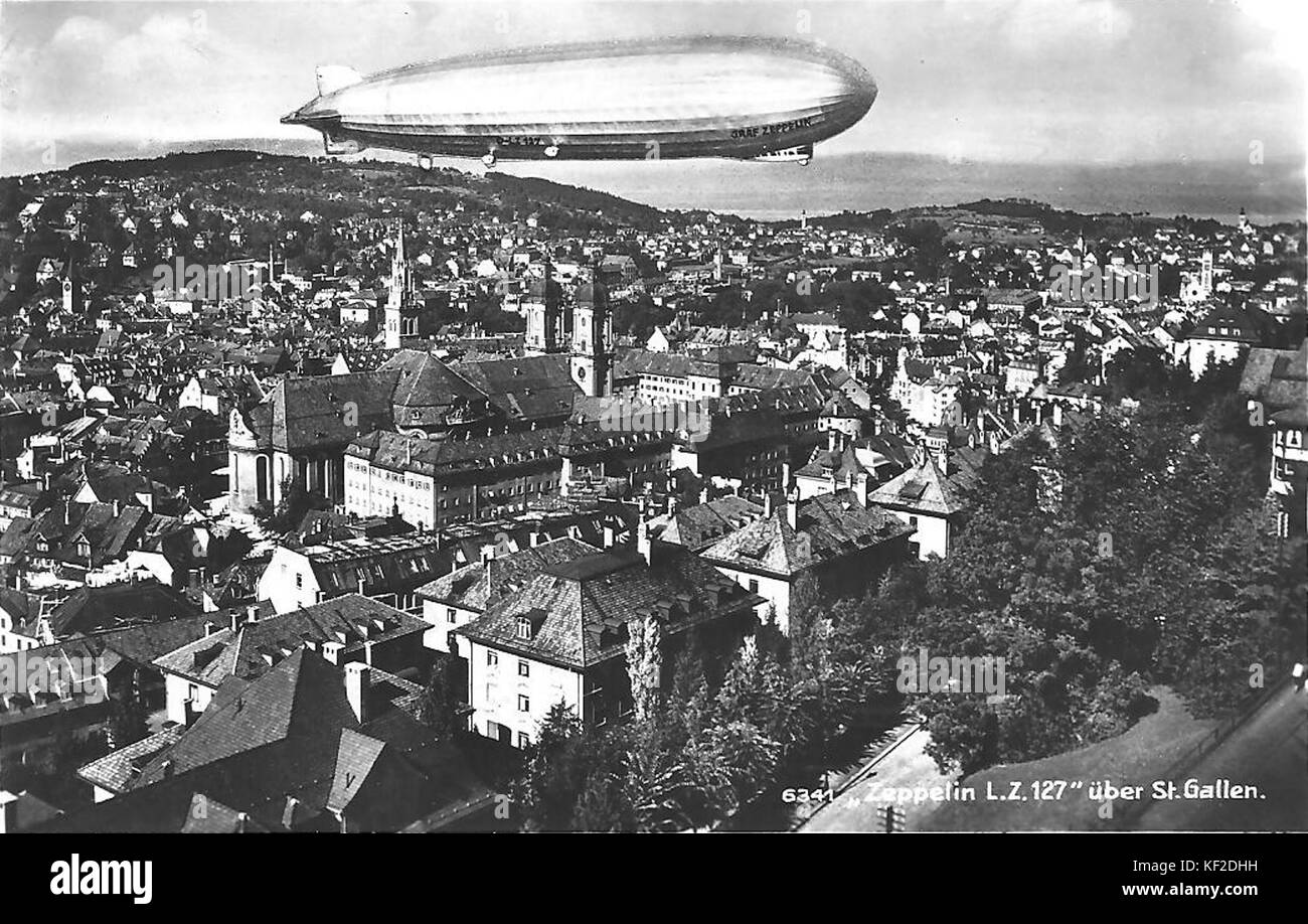 Diese Illustration aus dem Buch Zeppelin in St. Gallen fängt die Rolle des ikonischen Luftschiffes in der frühen Luftfahrtgeschichte ein und erinnert an die Nostalgie für die vergangene Ära der Zeppeline im frühen 20. Jahrhundert. Stockfoto