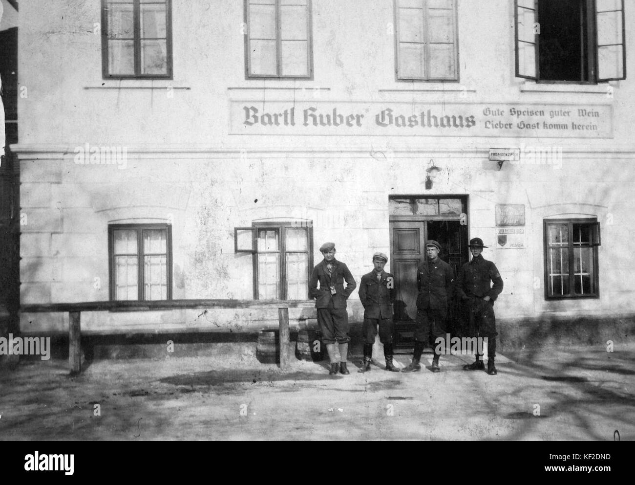 Tableau, Männer, Schild, Bartl Huber Pension 14311 Stockfoto