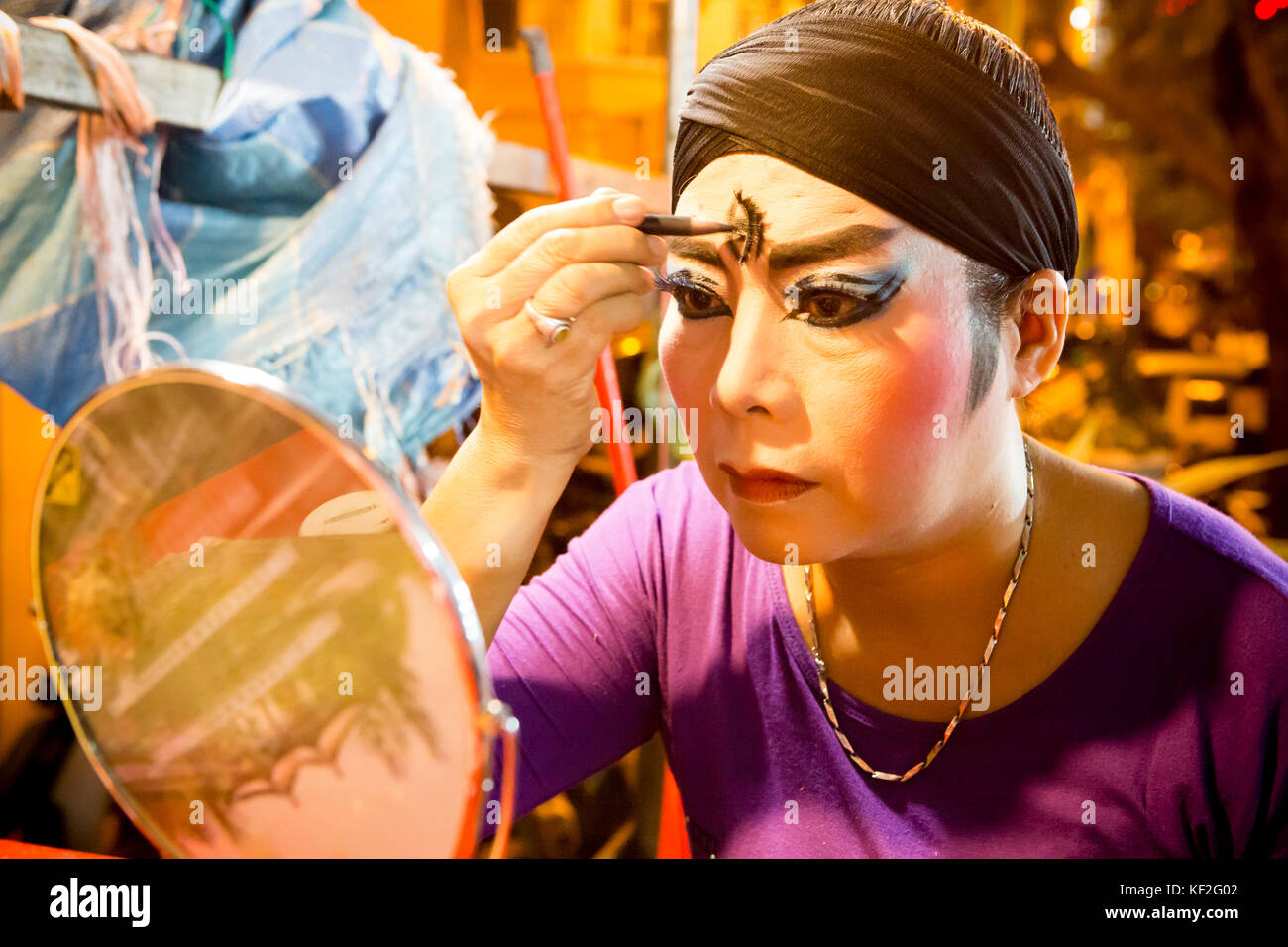 Eine weibliche traditionelle Chinesische Oper Schauspieler backstage Make-up auftragen, bevor Ihre Leistung während des chinesischen neuen Jahres feiern. Stockfoto