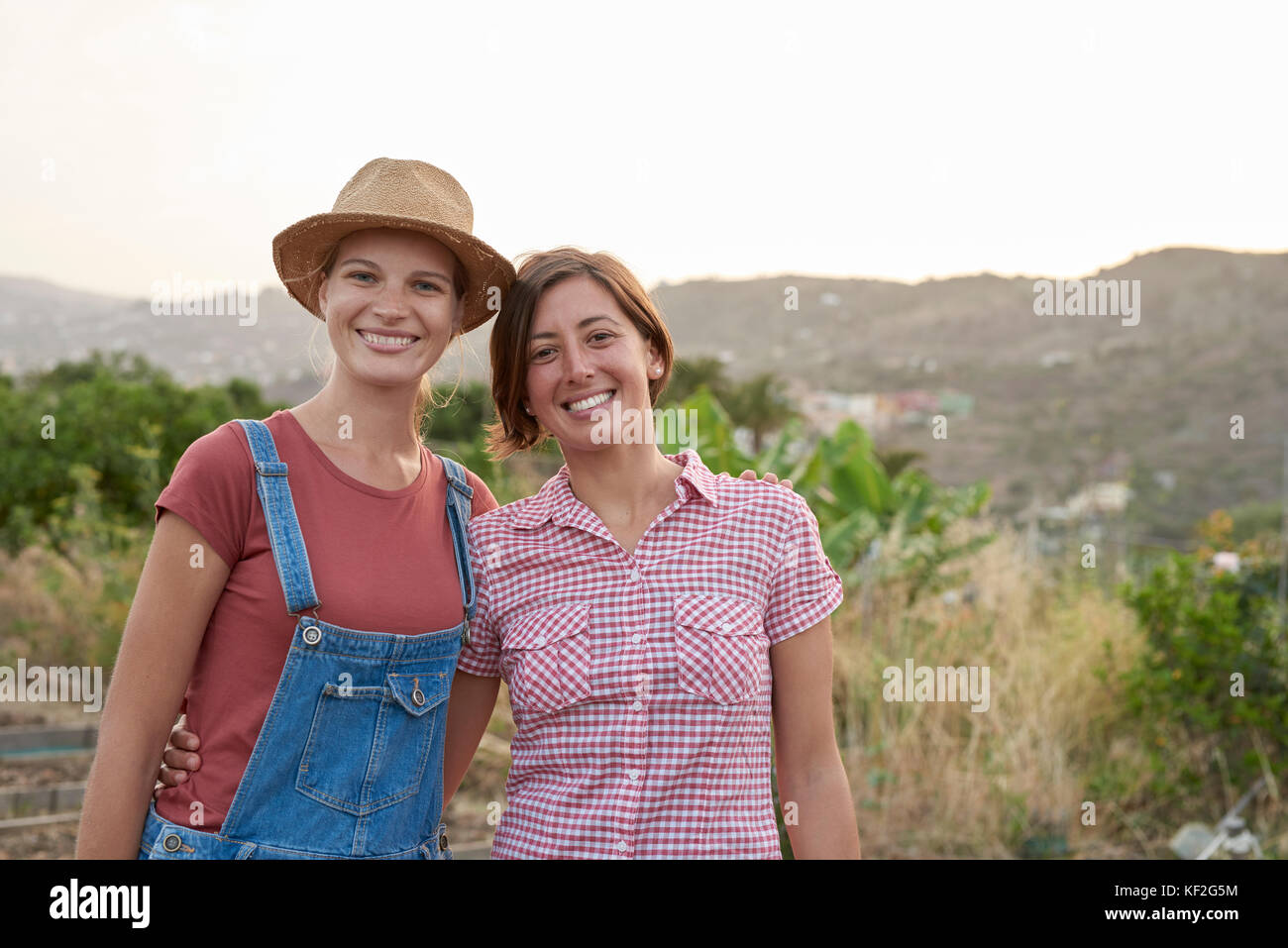 Porträt von zwei glückliche junge Landwirte Stockfoto