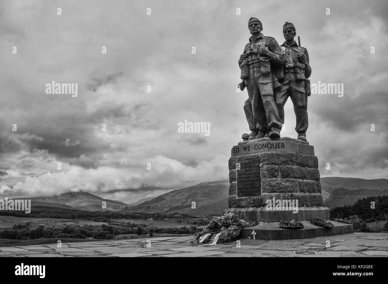 Die Bronzeskulptur des Commando Memorial in der Nähe von Inverness in den schottischen Highlands in Schwarz und Weiß an einem bewölkten Sommer Stockfoto