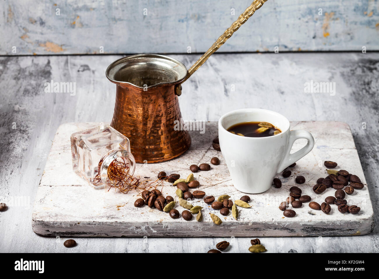 Tasse arabischen Kaffee und Zutaten Stockfoto