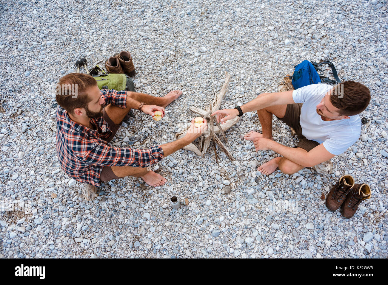 Zwei Wanderer mit einer Rast am Lagerfeuer, Ansicht von oben Stockfoto