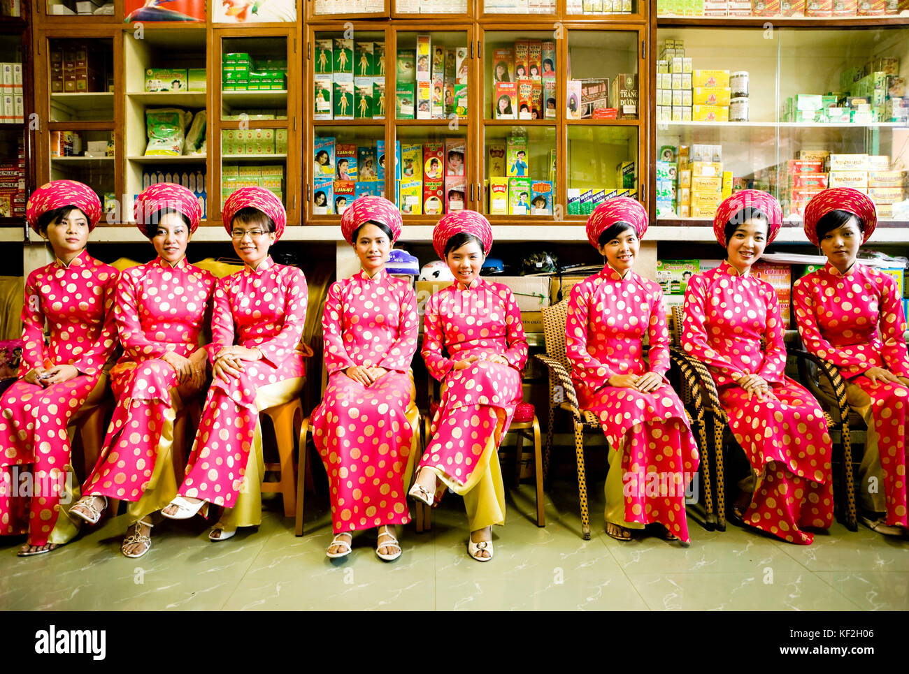 Ho-Chi-Minh-Stadt, Vietnam - 1. Januar 2009: Gruppe junger vietnamesischer Brautjungfern in einer Apotheke in Ho-Chi-Minh-Stadt, Vietnam. Stockfoto