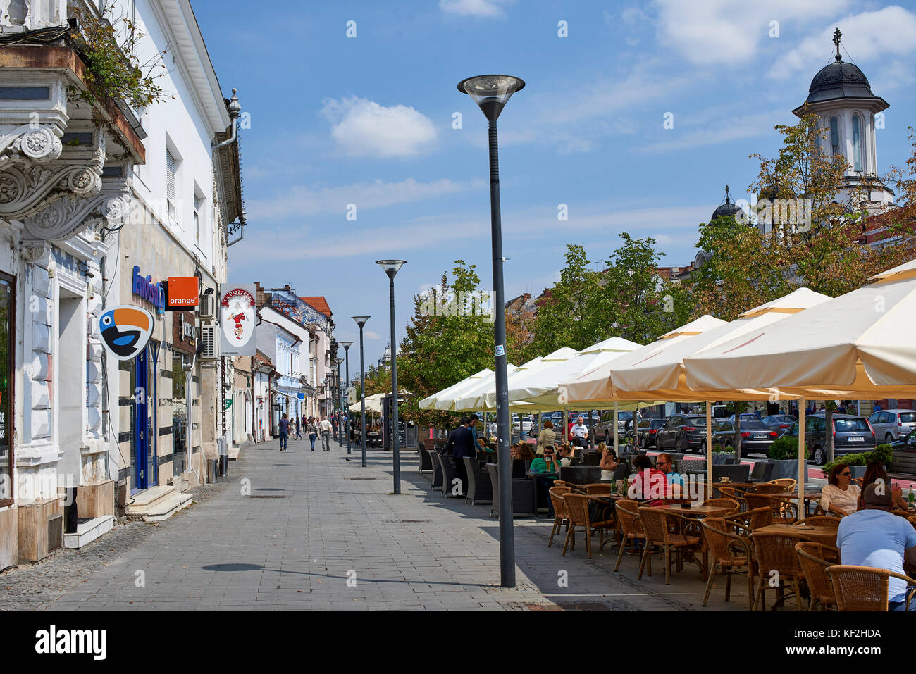 Straßencafés auf dem Bürgersteig entlang, in der Nähe der Eroilor Bulevardul Unirii Platz in Cluj Stockfoto