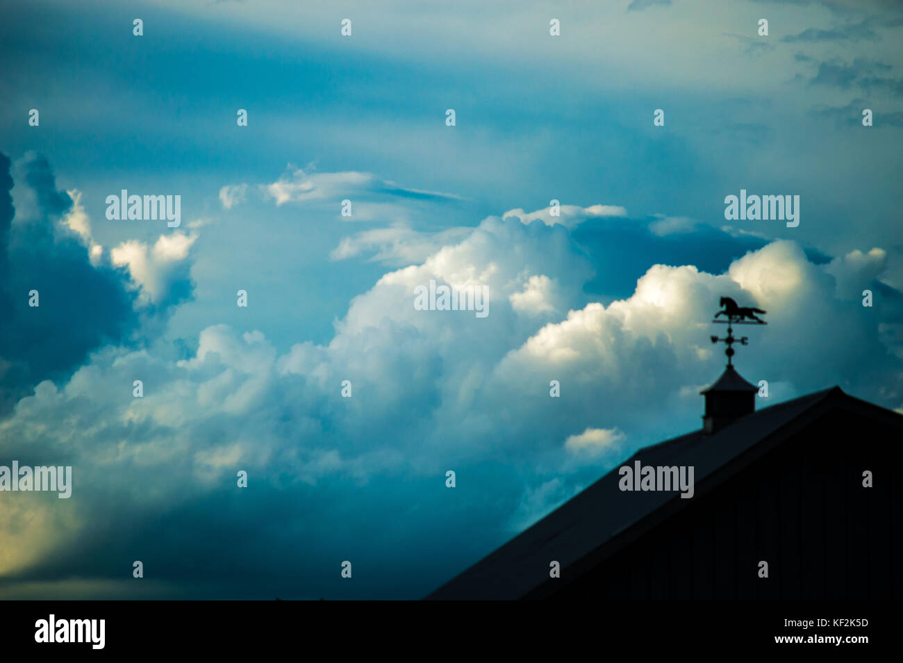 Dramatische Himmel mit Wetter - Strohleitbleche Stockfoto