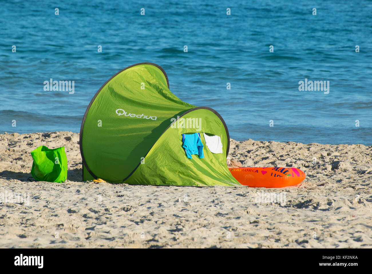 Zelt auf dem Sand am Strand von S'illot, Mallorca Stockfoto