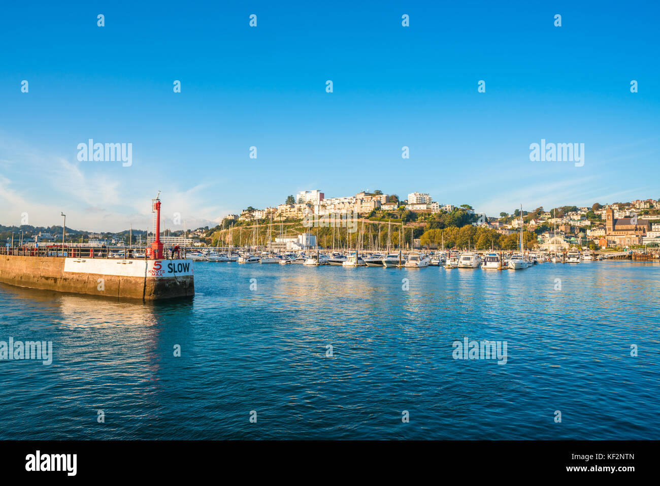 Torquay, Devon, Großbritannien - Oktober 14, 2017: Blick auf den Hafen von Torquay Torquay, einer Stadt am Meer in Devon, auch als englische Riviera bekannt, ist ein modischer Stockfoto