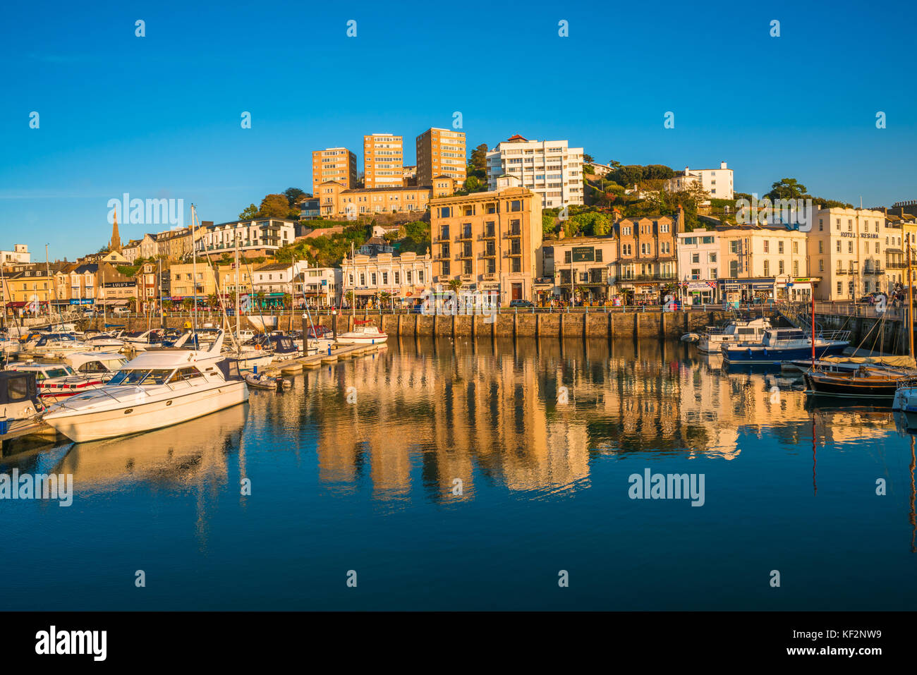 Torquay, Devon, Großbritannien - Oktober 14, 2017: Blick auf den Hafen von Torquay Torquay, einer Stadt am Meer in Devon, auch als englische Riviera bekannt, ist ein modischer Stockfoto