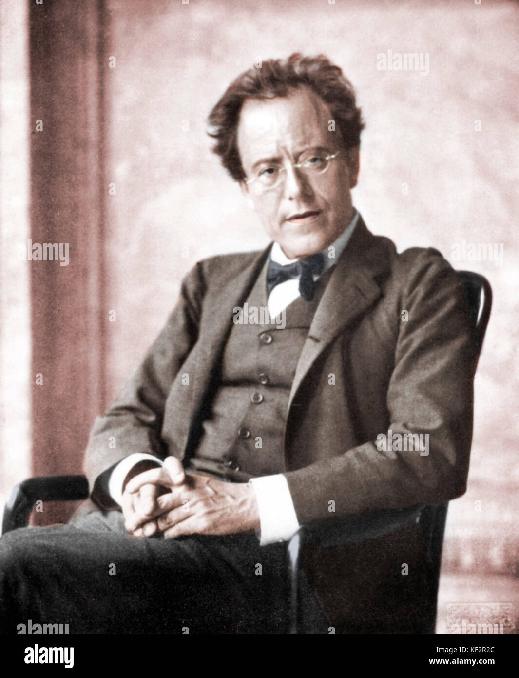 Gustav Mahler in der Loggia der Wiener Oper 1907 sitzt. Österreichischen Komponisten, den 7. Juli 1860 bis 18. Mai 1911. Foto von Moriz Nähr. Eingefärbte Version. Stockfoto