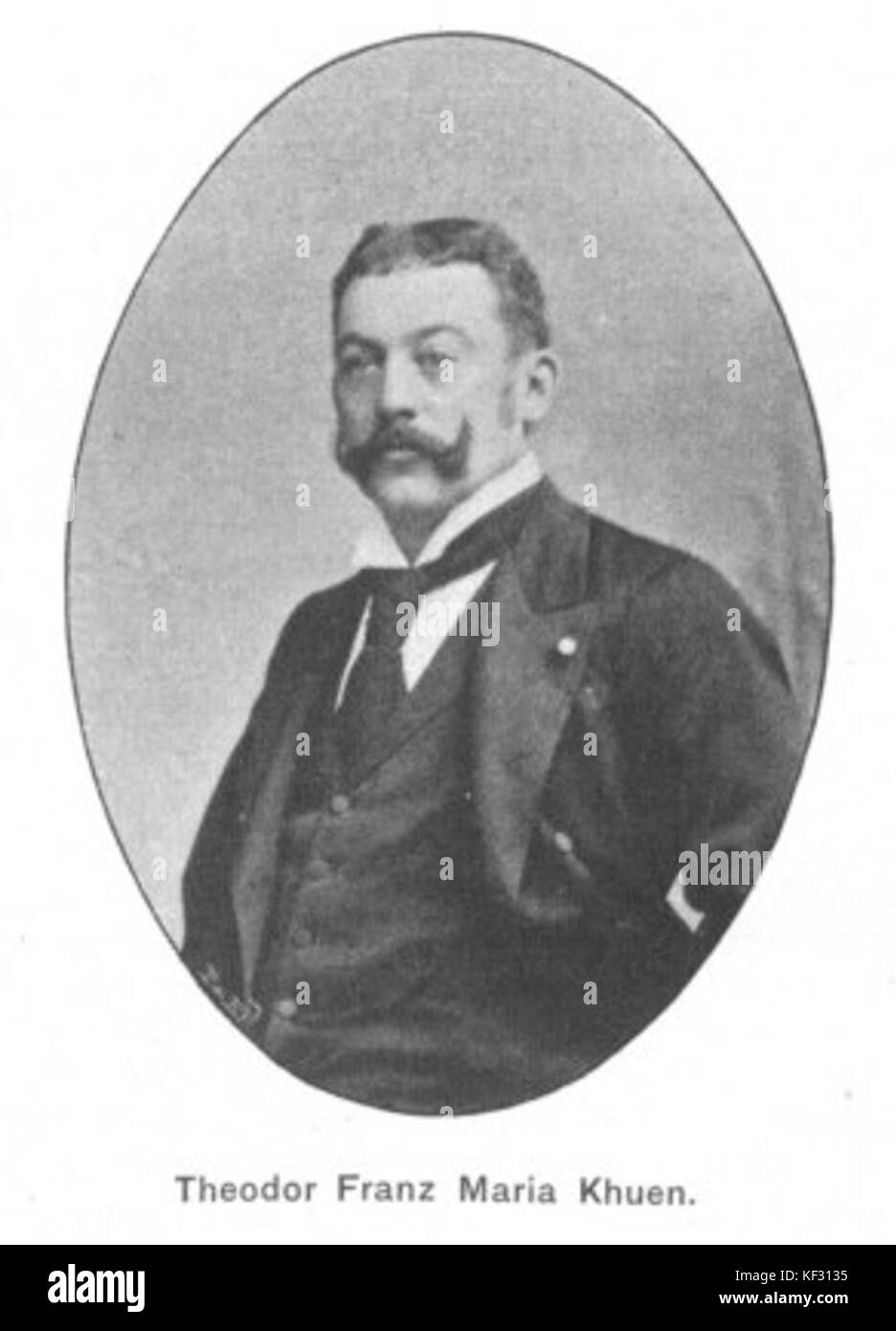 Porträt von Theodor Khuen, datiert 1900. Das Bild fängt die bemerkenswerte Figur der Zeit in einem klassischen Stil des frühen 20. Jahrhunderts ein. Khuen ist für seine Beiträge im historischen und politischen Kontext der Epoche bekannt. Stockfoto