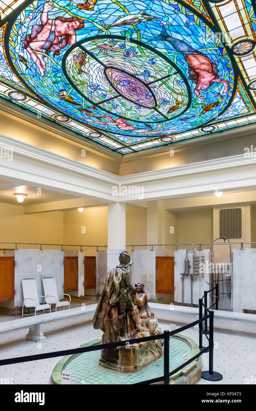 Männer Bad Hall Im historischen Fordyce Bath House, Central Avenue ('Bathhouse Row'), Hot Springs, Arkansas, USA Stockfoto