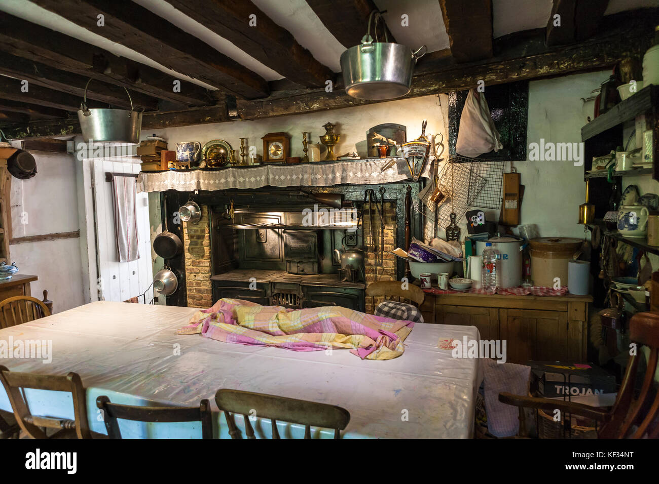Die Küche von Manor Farm, Bursledon, Hampshire, England, die in der jüngsten BBC2-Serie 'Wartime Farm' vorgestellt wurde Stockfoto Die Küche von Manor Farm, Bursledon, Hampshire, England, die in der jüngsten BBC2-Serie 'Wartime Farm' vorgestellt wurde Stockfoto