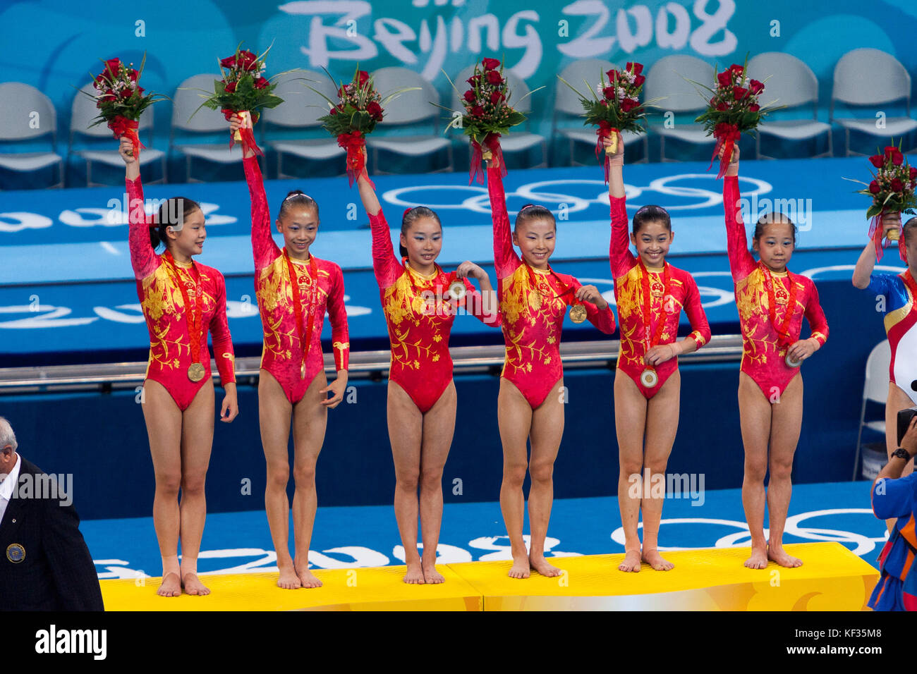 Team China Goldmedaille Champions in der Frauen künstlerische Gymnastik Team bei den Olympischen Sommerspielen 2008 in Peking, China Stockfoto