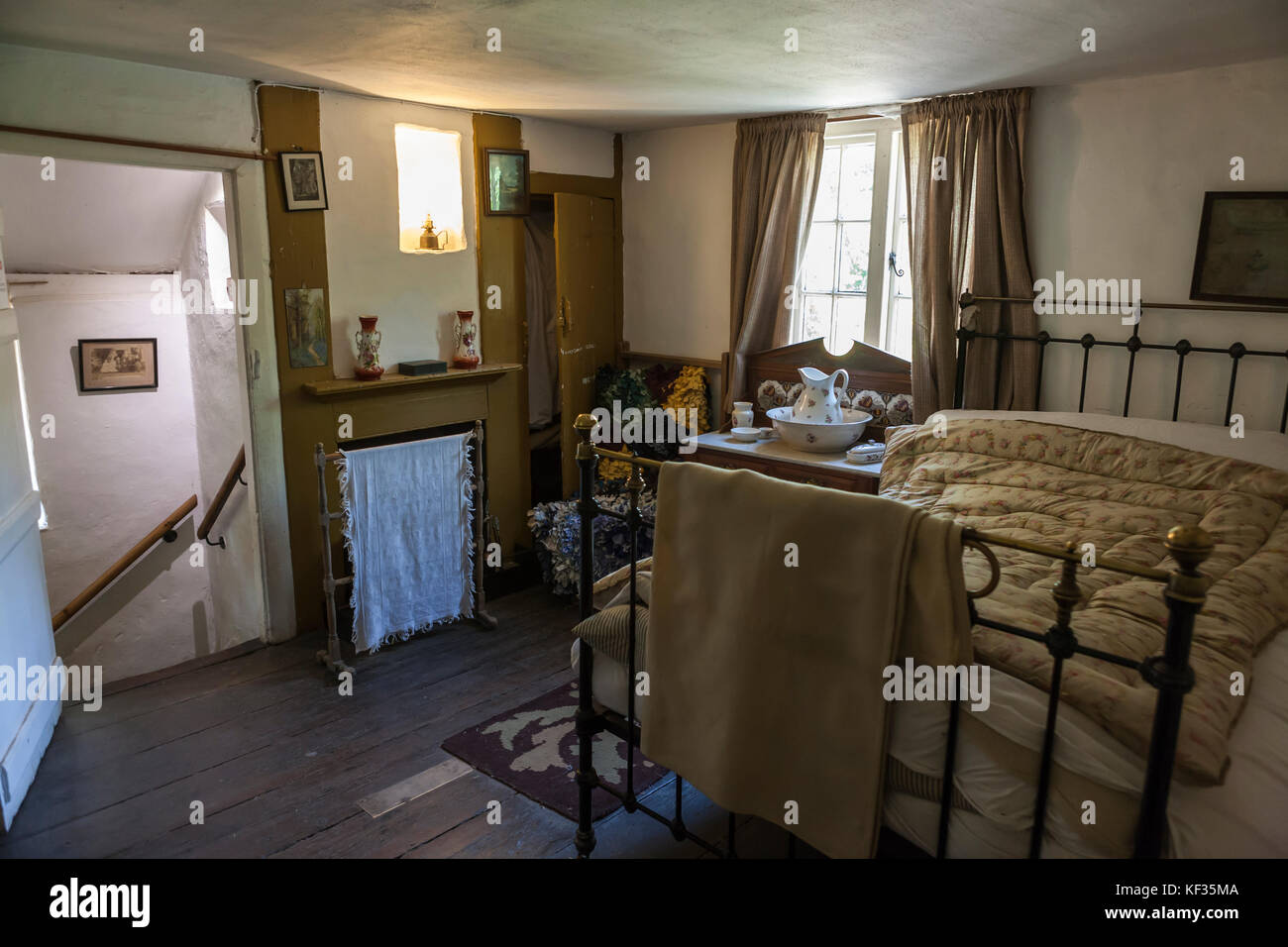 Schlafzimmer in Manor Farm, Hampshire, England, wie es in den 1940er Jahren war, und die in der jüngsten BBC2-Serie 'Wartime Farm' vorgestellt Stockfoto