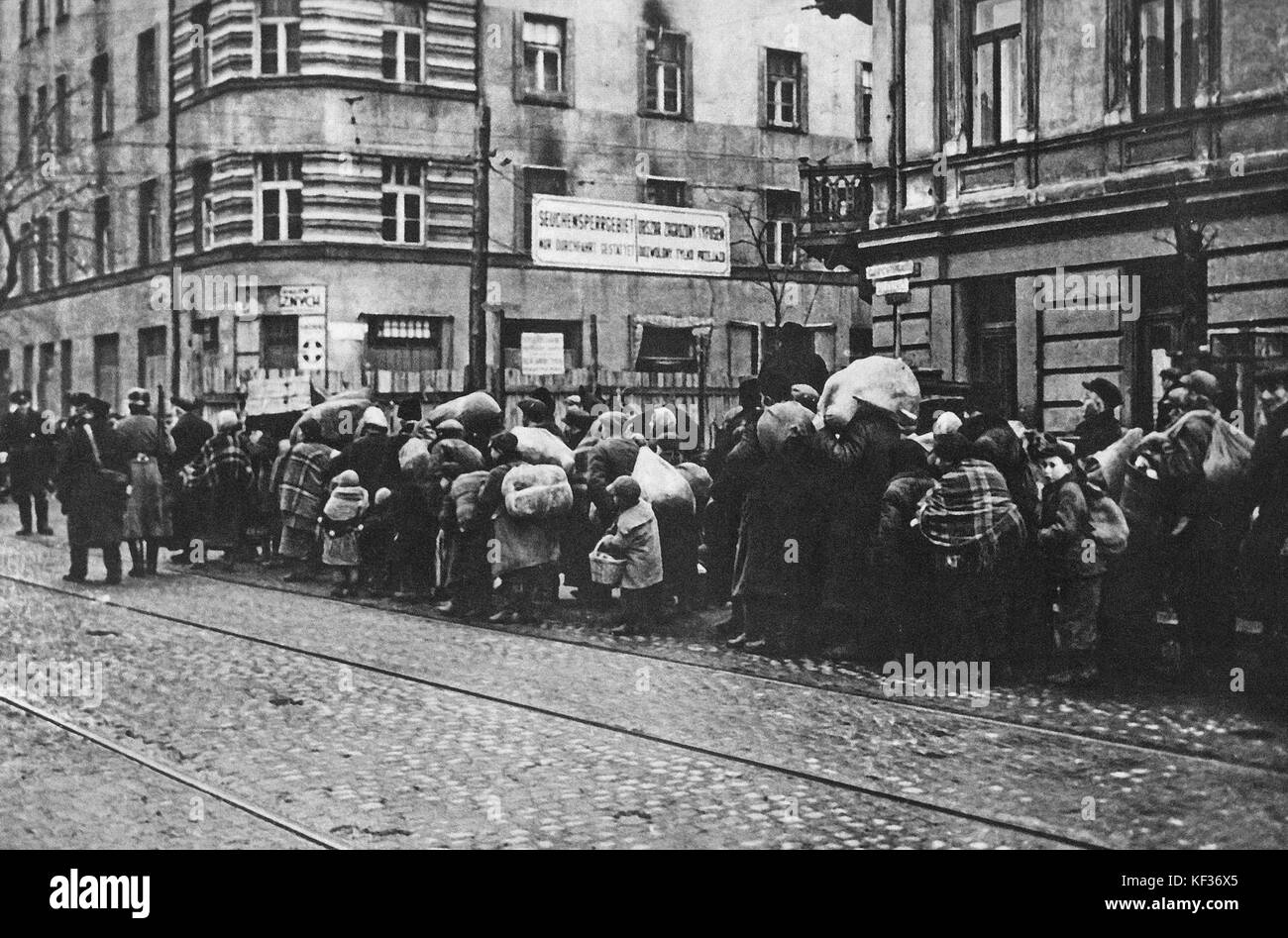 Dieses Bild zeigt die Zwangsumsiedlung von Juden in das Warschauer Ghetto während des Zweiten Weltkriegs, ein tragisches Kapitel in der Geschichte des Holocaust, das die systematische Verfolgung von Juden durch die Nazis hervorhebt. Stockfoto