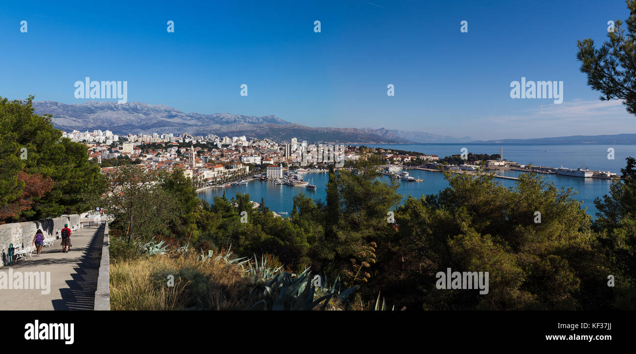 Aussicht vom Hügel marajan spät an einem Herbstnachmittag auf Splits berühmten Waterfront mit Palmen und Cafés. Stockfoto