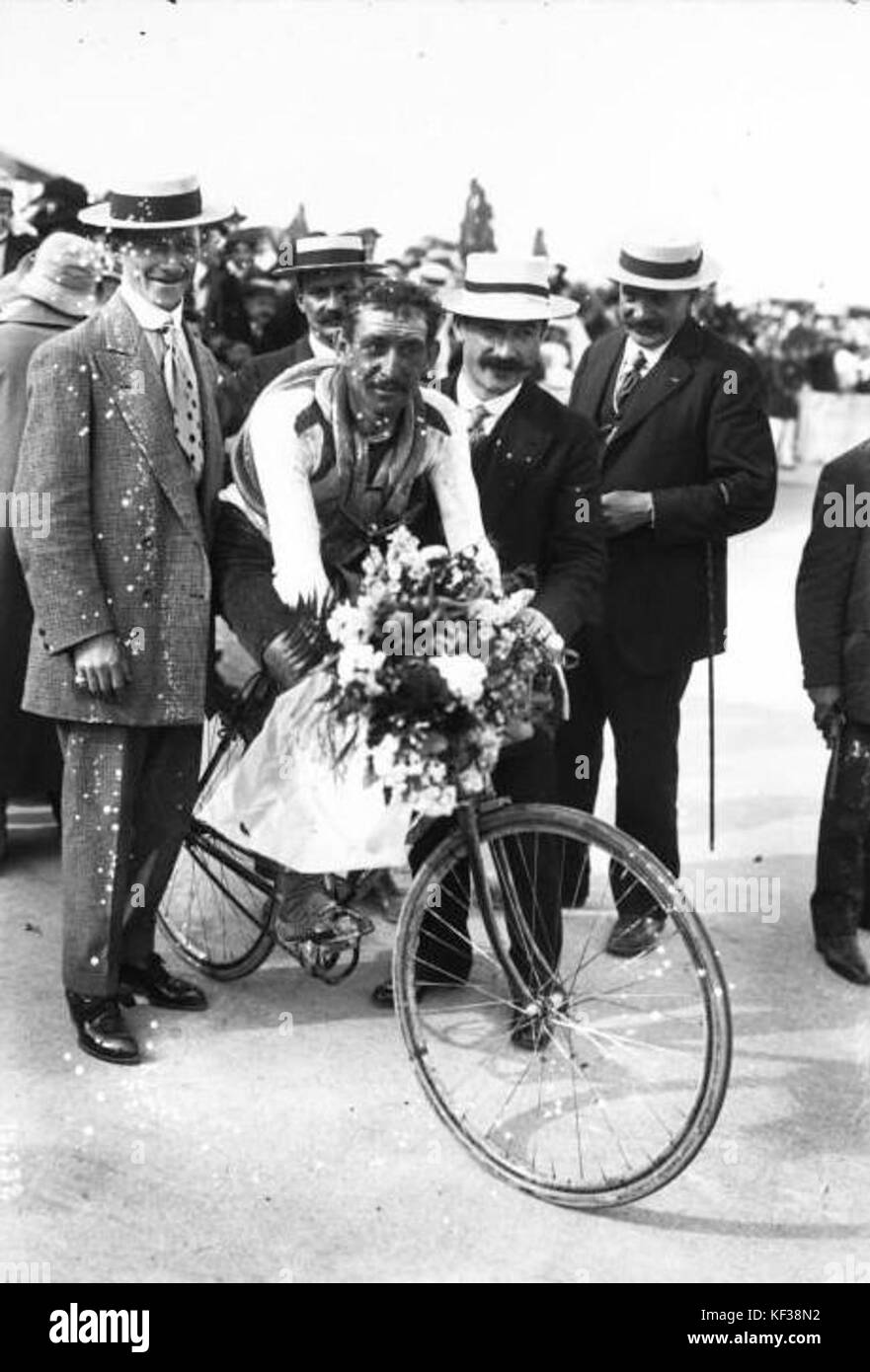 Die Tour de France 1911 fand am 30. Juli statt, an der der französische Radfahrer Duboc teilnahm. Dieses historische Ereignis zeigt die Anfänge des legendären Radrennens. Die Tour 1911 bot anspruchsvolle Routen und bemerkenswerte Wettbewerber, was sie zu einem bedeutenden Moment in der Geschichte des Radsports machte. Stockfoto