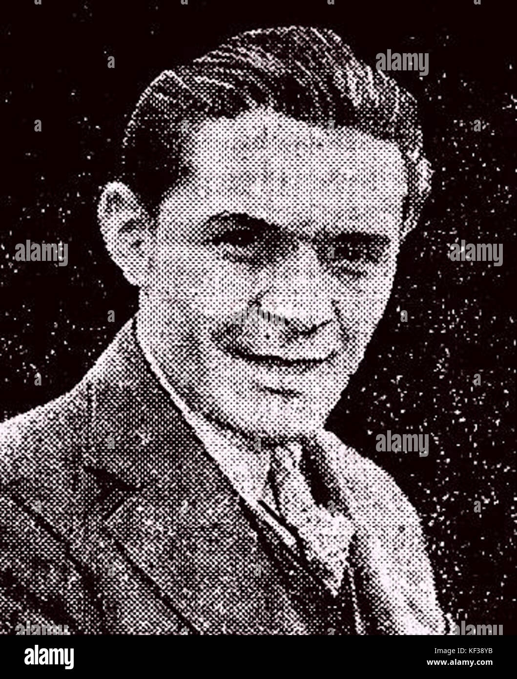 Dieses Foto zeigt Robert Benoist, einen französischen Rennfahrer aus dem Jahr 1927. Benoist war bekannt für seine Erfolge im Motorsport, einschließlich des Sieges des Großen Preises von Frankreich 1927 und seiner Beiträge zum frühen Automobilrennen. Stockfoto