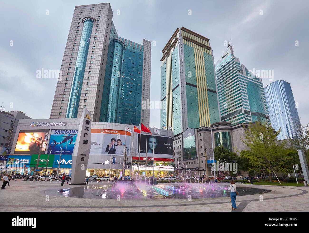 Chengdu, China - 29. September 2017: Brunnen in der Innenstadt von Chengdu in der Abenddämmerung. Stockfoto