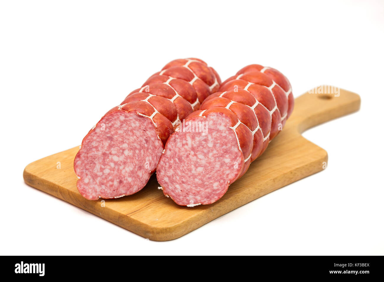 Gekochte und Wurst in zwei Stücke schneiden geräuchert auf weißem Hintergrund Stockfoto