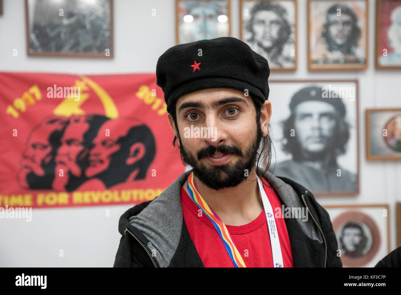 Junger Mann auf dem Hintergrund einer Portrait von revolutionären Ernesto 'Che' Guevara während der 2017, Weltfestspiele der Jugend und Studenten in Sotschi, Russland Stockfoto