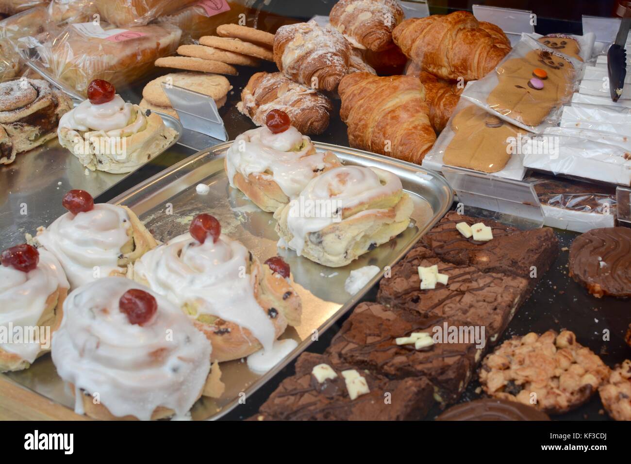Kuchen auf den Verkauf in einer Bäckerei Fenster Stockfoto